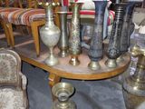 de nombreux vases différents sur la table de cette pièce