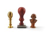 Trois types différents de figurines sont exposés sur un fond blanc
