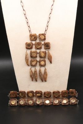 un gros plan sur un collier et un bracelet portés par un mannequin