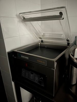 une photo d'une cuisine avec un grille-pain et une casserole sur le plan de travail