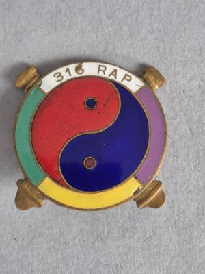 une photo d'une épingle sur laquelle figure le symbole du yin