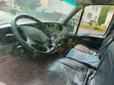 une voiture dont le tableau de bord est recouvert de mousse