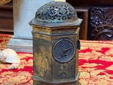une horloge posée sur une table recouverte de coquillages