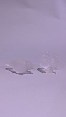 deux plats en forme de poisson blanc posés sur une surface blanche