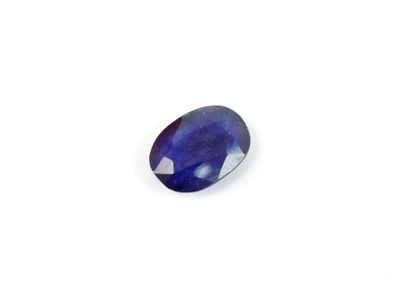 un saphir bleu sur fond blanc