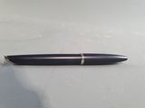 un stylo posé sur une table