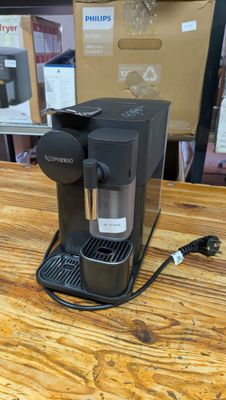 une cafetière posée sur une table