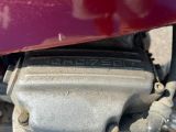 un gros plan d'un moteur de moto muni d'un capot rouge