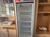 une photo d'un réfrigérateur dans un magasin, avec de nombreuses étagères