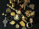 une table noire sur laquelle sont posés tout un tas de bijoux