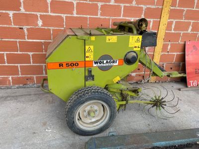 une voiture verte garée au bord de la rue