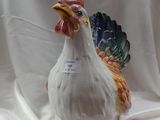 un poulet en céramique posé sur un drap blanc