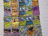 un gros plan sur une pile de cartes Pokémon posée sur une table
