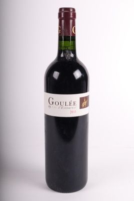 une bouteille de vin posée sur une table