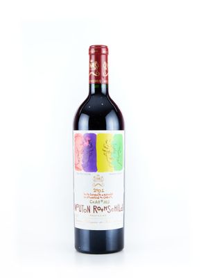 une bouteille de vin posée sur une table