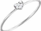 une bague en or blanc sertie d'un diamant en forme de cœur