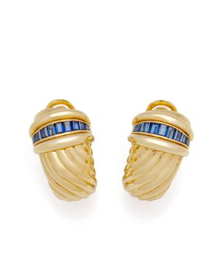 une paire de boucles d'oreilles en or jaune serties de saphirs bleus