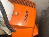 un petit aspirateur orange posé par terre à côté des toilettes