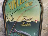 un panneau sur lequel figurent un poisson et une canne à pêche