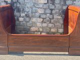 un banc en bois posé devant un mur de pierre