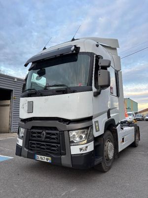 un camion blanc garé dans un parking
