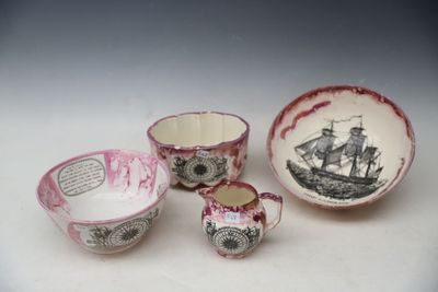 plusieurs types de tasses et de soucoupes disposés sur une surface blanche