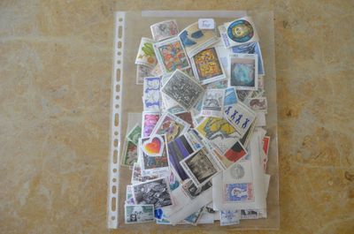 un sac de timbres posé par terre à côté d'une pile de timbres
