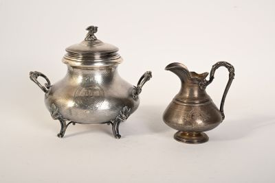paire de théières anciennes en métal argenté, avec anses et poignées