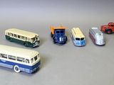 quatre petits bus et un camion posés sur une table