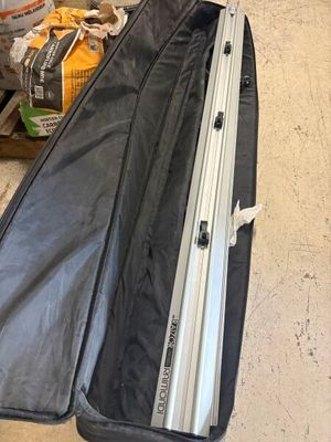 une valise posée par terre à côté d'une palette