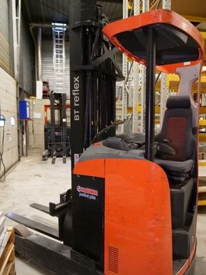 a fork lift truck that is parked in a warehouse