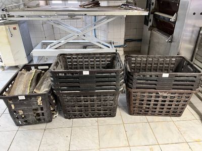 de nombreux paniers posés par terre dans la cuisine