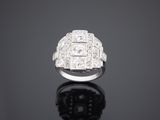 une bague Art déco sertie de diamants en grappe