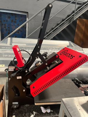 une machine rouge posée sur une table