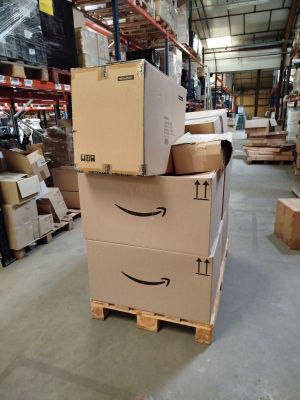boîtes empilées dans un entrepôt