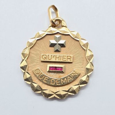 une image montrant un gros plan d'une médaille posée sur une surface blanche