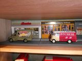 une étagère sur laquelle sont posées des petites voitures et un petit camion