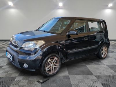 la photo d'une petite voiture noire garée dans un garage