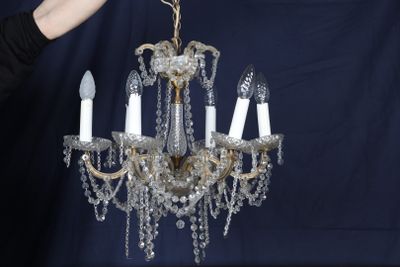 Lustre à six bras de lumières en laiton à décor de pendeloqu…