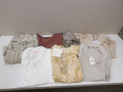 une table blanche sur laquelle sont posés un tas de vêtements