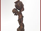 une statue en bronze représentant un garçon tenant un panier de fleurs