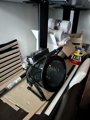 un grand nombre d'objets posés sur une table