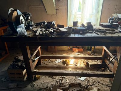 une image d'un établi avec beaucoup d'outils dessus