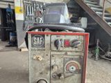 une machine posée sur le sol dans un garage