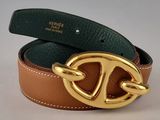 ceinture en cuir marron et vert avec une boucle dorée, sur fond blanc