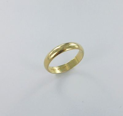 une bague en or jaune à l'anneau fin