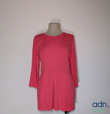 une photo d'une robe rose sur un présentoir pour mannequin