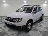 une photo d'une dacia blanche garée sur un sol en damier