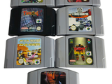 quatre cartouches de jeux Nintendo alignées sur un fond blanc