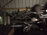 un tas de pots d'échappement dans un garage